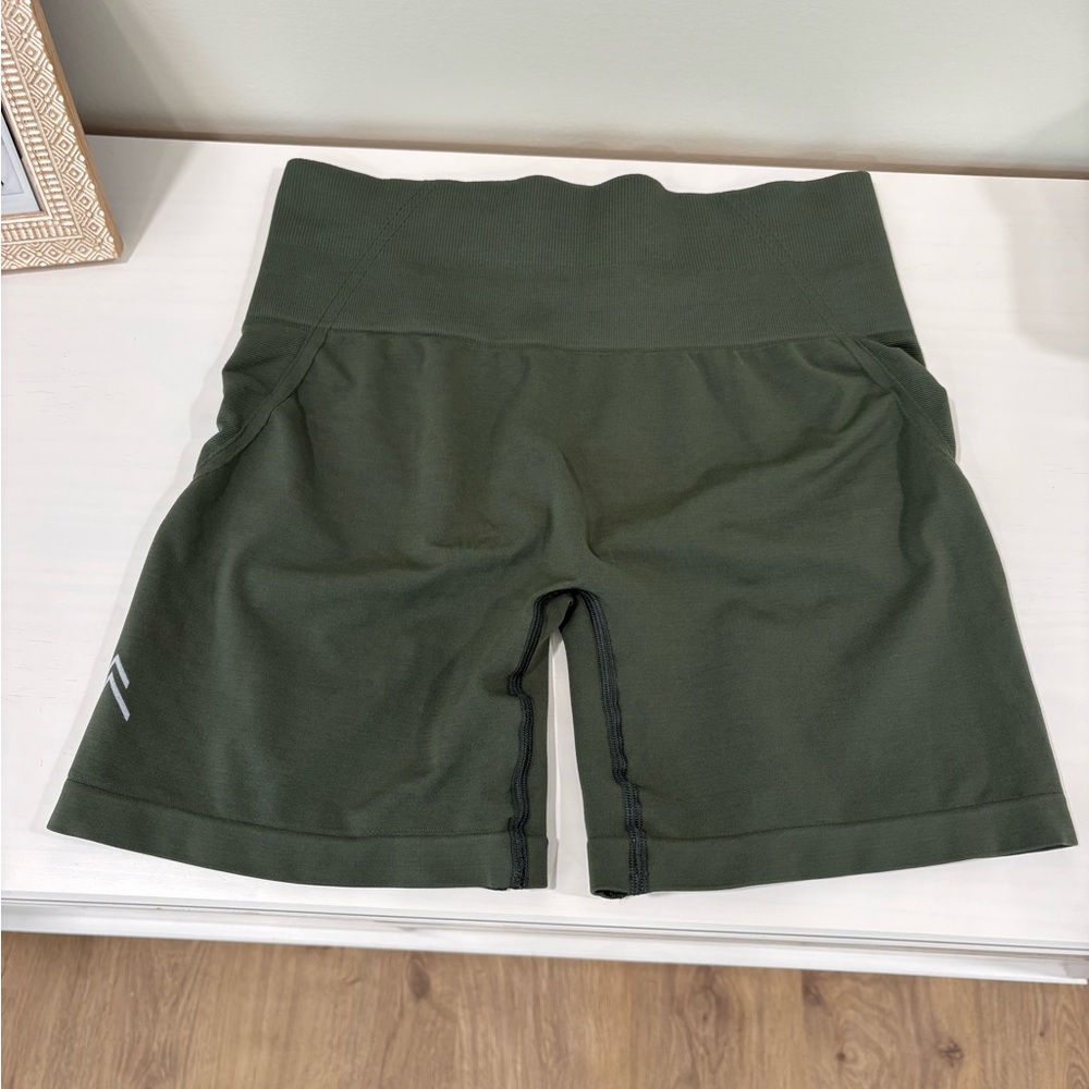 EFFORTLESSLIFT™ SEAMLESS SHORTS WITH WHITE LOGO